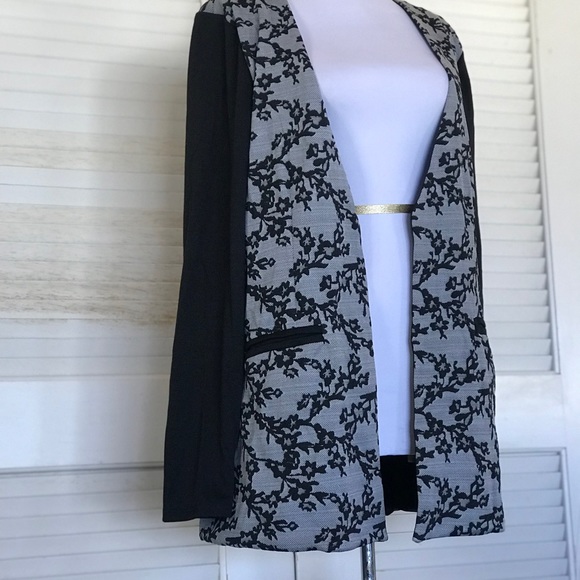 NWT Floral Blazer with Front Pockets MADE IN USA - Picture 3 of 8